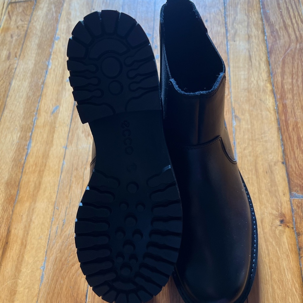 Ecco Black Ankle-High Boots with Rugged Sole